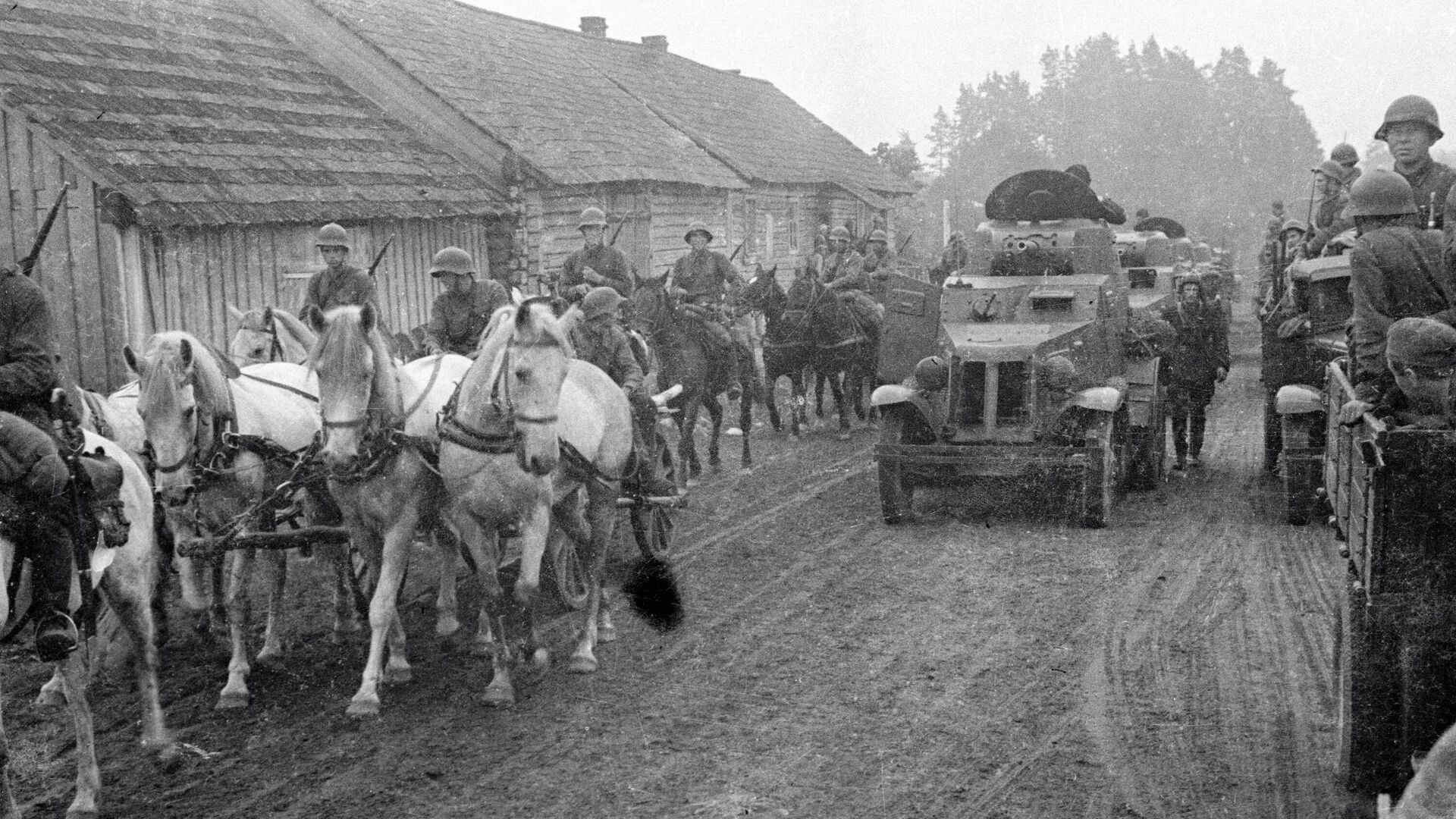 После похода РККА в Западные Белоруссию в сентябре 1939 г., войска Красной Армии проходят через деревню Молочанка - РИА Новости, 1920, 12.09.2023