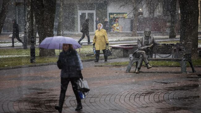 Прохожие на улице в Виннице, Украина