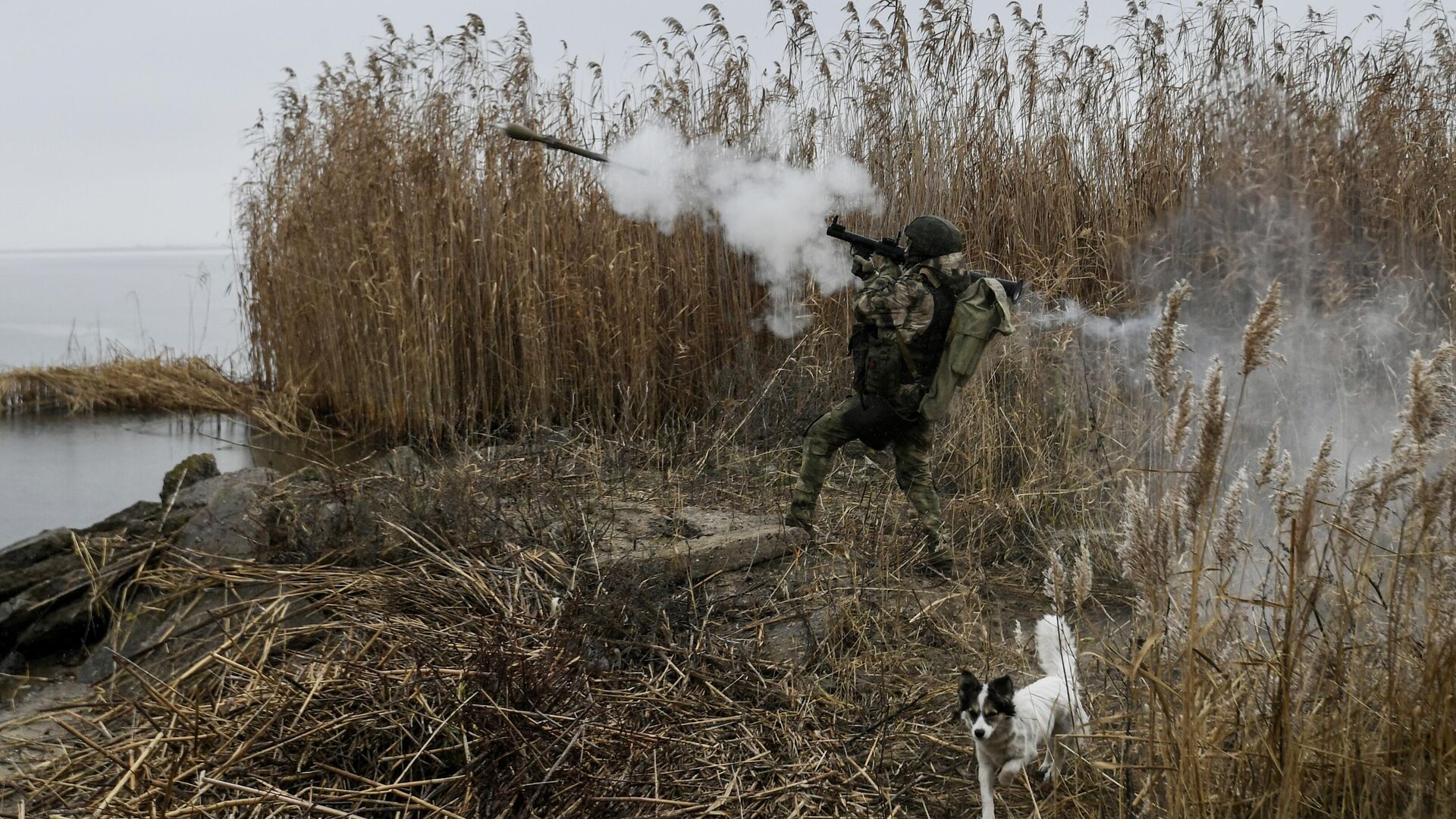 Военнослужащий морской пехоты Черноморского флота работает по позициям ВСУ из ручного противотанкового гранатомета на Херсонском направлении - РИА Новости, 1920, 09.04.2023