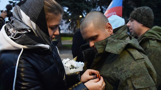 Встреча военнослужащих, освобожденных из украинского плена, в Харцызске