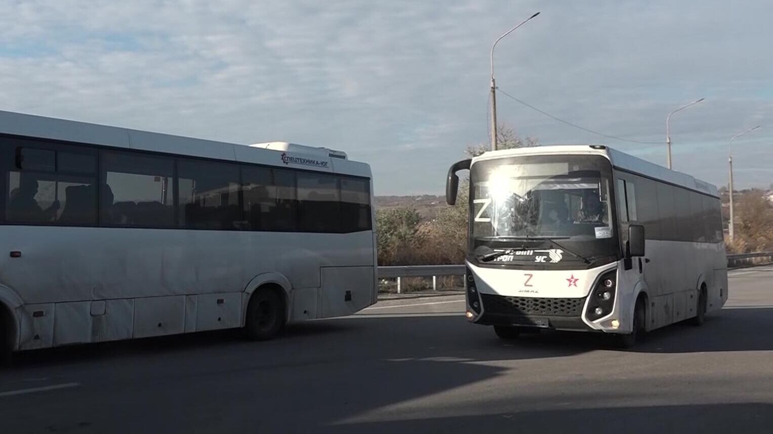 Автобус с российскими военнослужащими, находившимися в украинском плену, во время обмена военнопленными. Стоп-кадр видео - РИА Новости, 1920, 06.12.2022