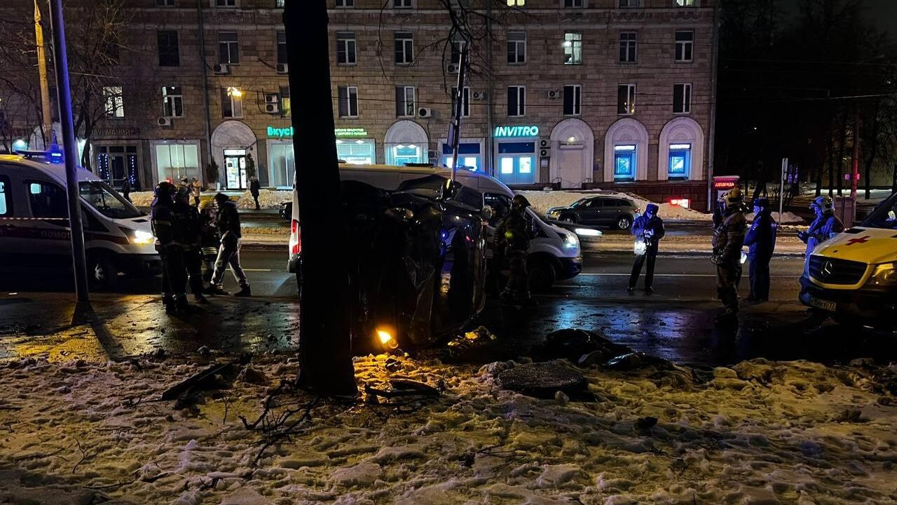 На улице Свободы водитель автомобиля марки Киа не справилась с управлением, выехала на тротуар и совершила наезд на пешеходов - женщину с двумя детьми - РИА Новости, 1920, 27.11.2022