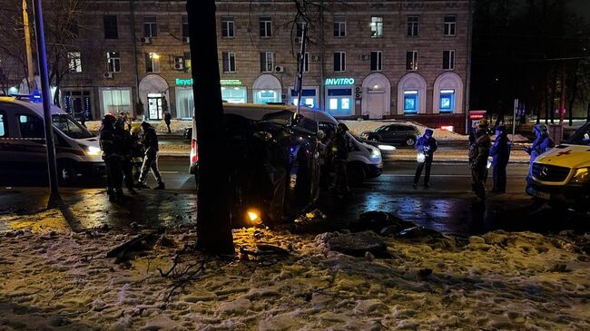 На улице Свободы водитель автомобиля марки Киа не справилась с управлением, выехала на тротуар и совершила наезд на пешеходов - женщину с двумя детьми