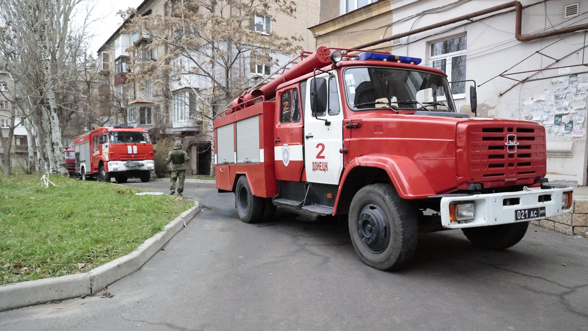 Пожарные расчеты у поврежденных многоэтажек в Донецке после обстрелов со стороны ВСУ. Архивное фото - РИА Новости, 1920, 19.03.2023