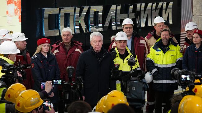 Мэр Москвы Сергей Собянин во время технического запуска на станции Сокольники БКЛ Московского метрополитена