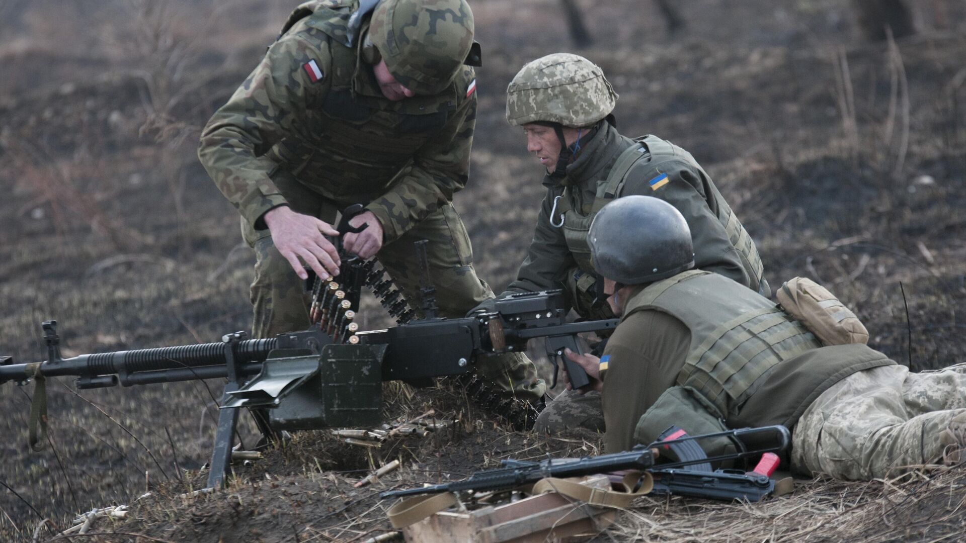 Польский инструктор обучает солдат ВСУ на Яворовском полигоне во Львовской области - РИА Новости, 1920, 06.12.2022