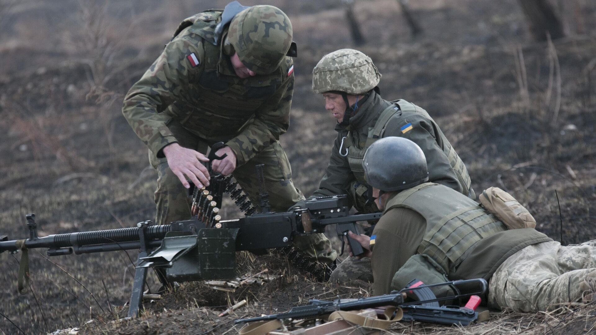 Польский инструктор обучает солдат ВСУ на Яворовском полигоне во Львовской области - РИА Новости, 1920, 28.05.2024