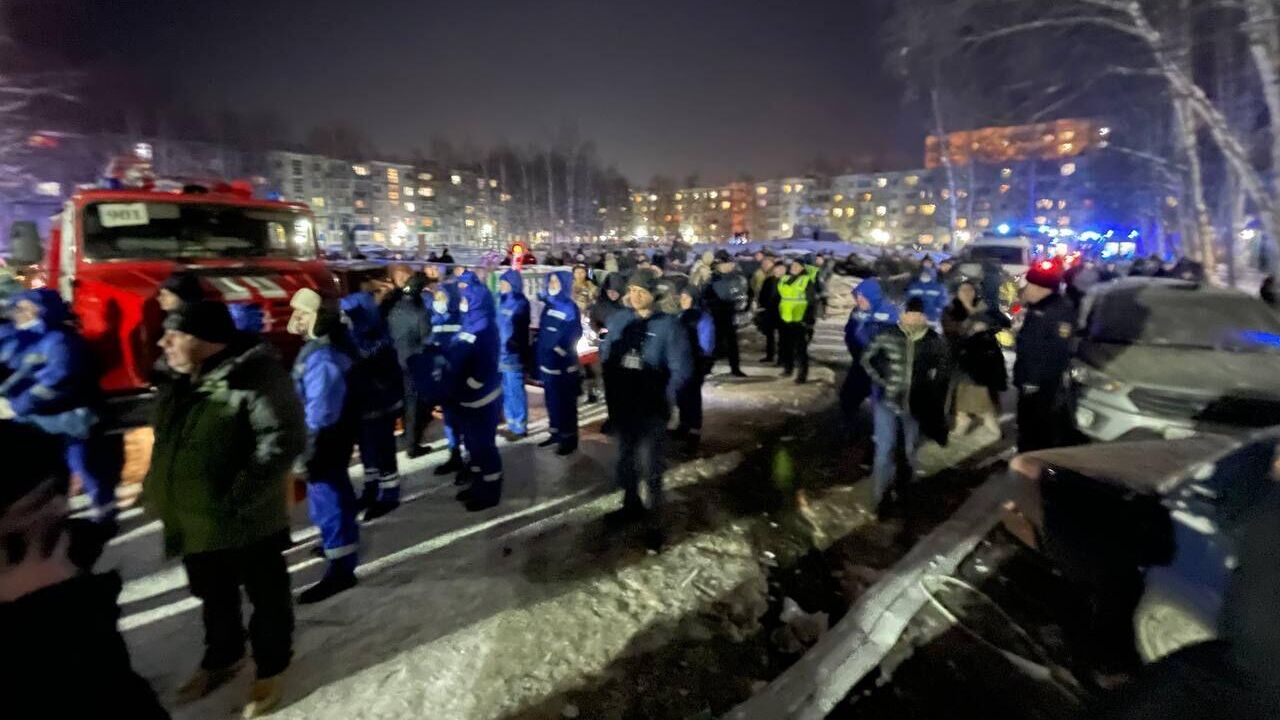 На месте взрыва бытового газа в многоэтажном доме в Нижневартовске - РИА Новости, 1920, 05.12.2022