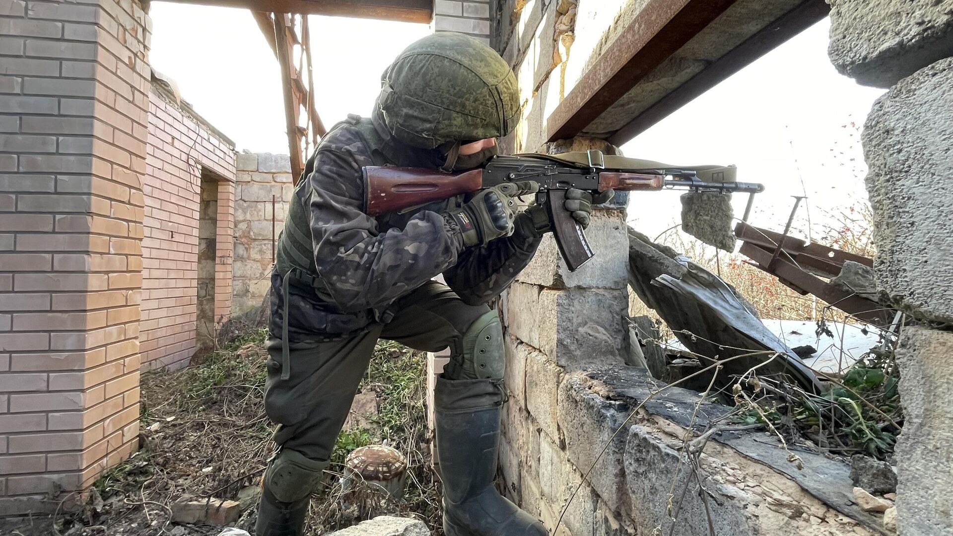 Российский военнослужащий на огневой позиции. Архивное фото - РИА Новости, 1920, 20.09.2023