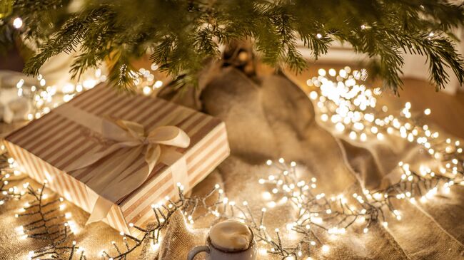 Под новогодней елкой