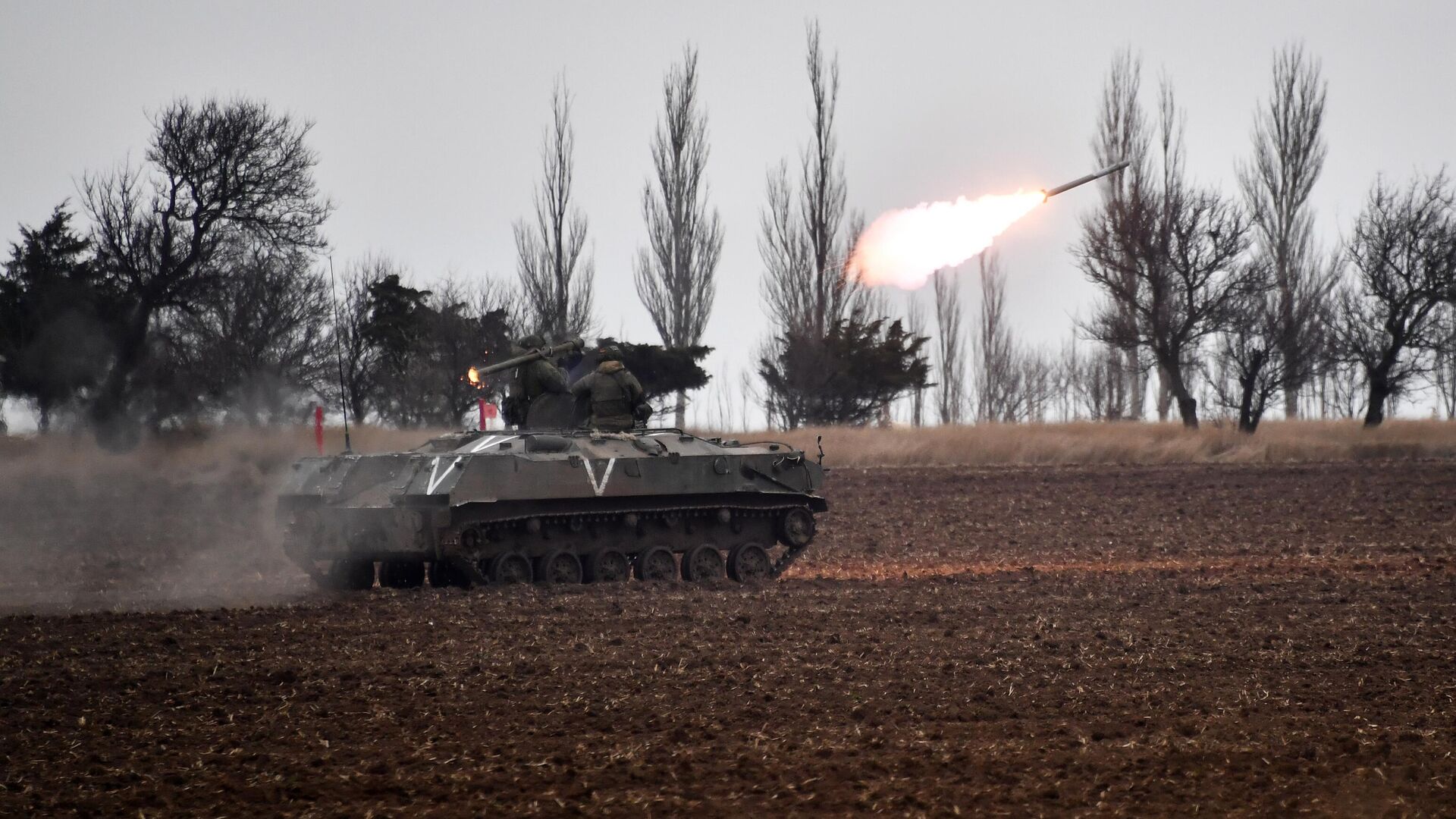 Бойцы противовоздушной обороны Воздушно-десантных войск России с переносным зенитным ракетным комплексом в зоне проведения СВО - РИА Новости, 1920, 19.02.2023