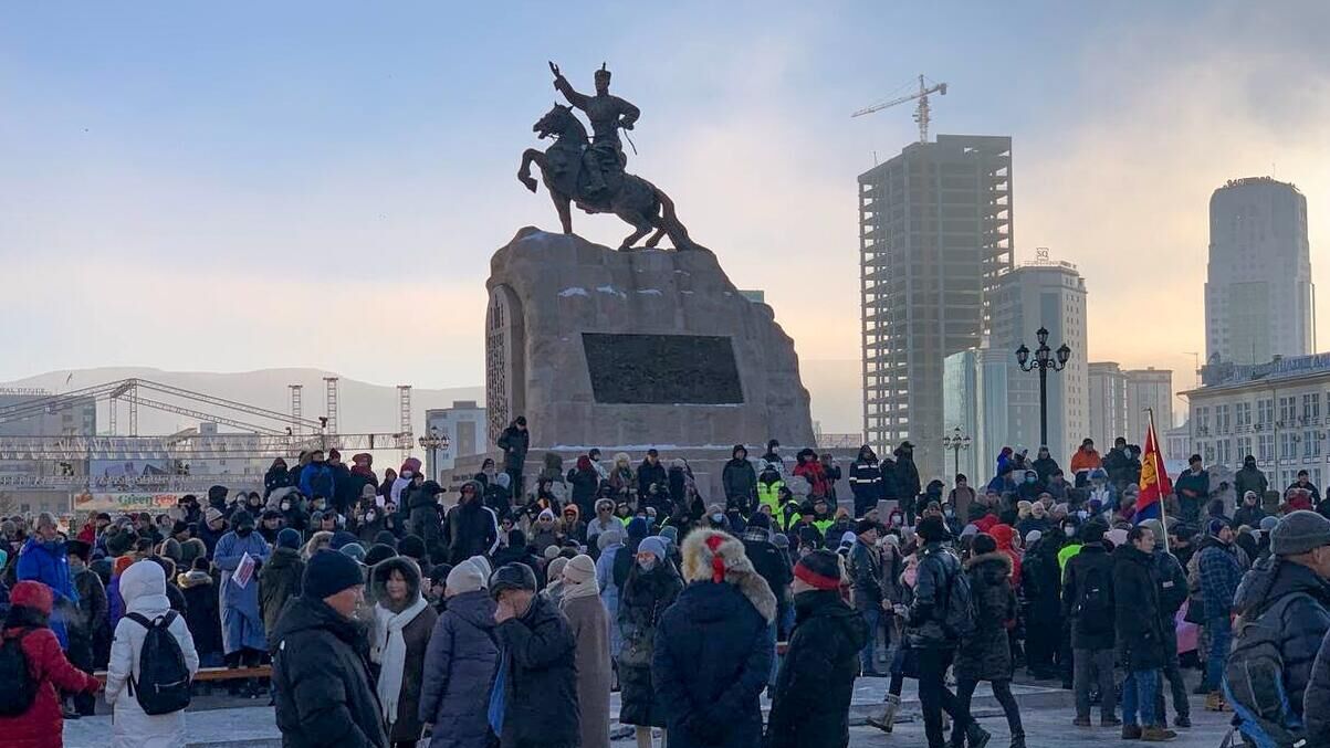 Протестующие на площади Сухэ-Батора в Улан-Баторе - РИА Новости, 1920, 13.12.2022