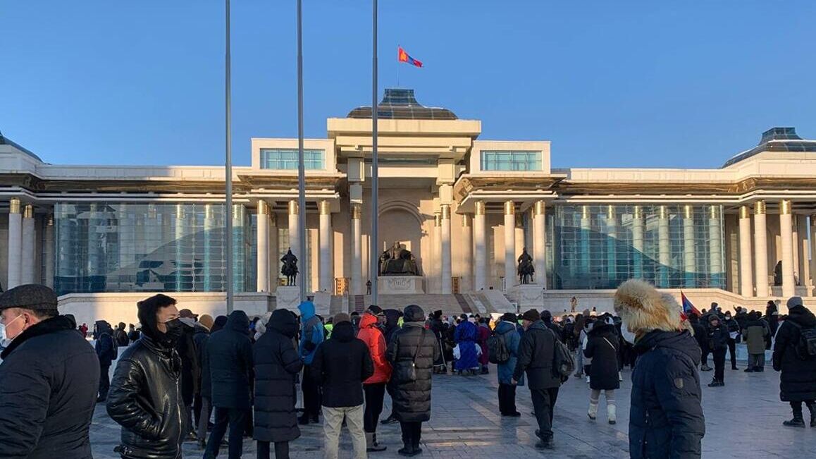 Протестующие перед зданием правительства на площади Сухэ-Батора в Улан-Баторе - РИА Новости, 1920, 22.12.2022