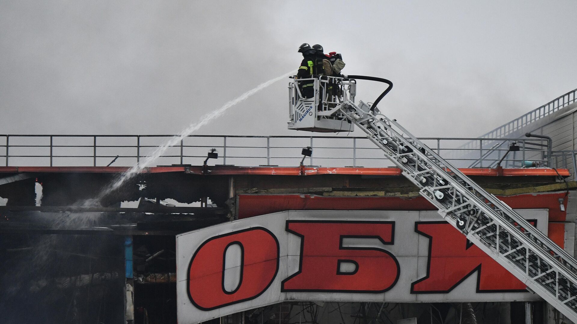 Пожарные тушат возгорание в магазине OBI в торговом центре МЕГА Химки - РИА Новости, 1920, 09.12.2022