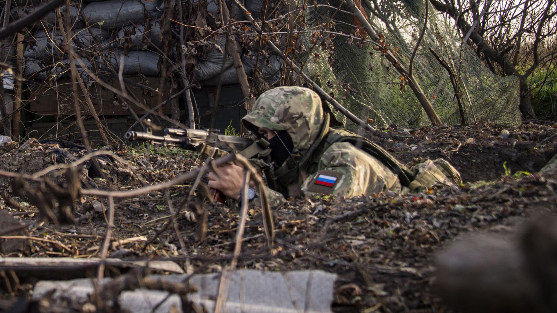 Боец добровольческого отряда Крым недалеко от линии боевого соприкосновения в Запорожской области - РИА Новости, 1920, 15.02.2023