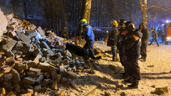 Сотрудники МЧС на месте частичного обрушения двухэтажного дома в Рязани