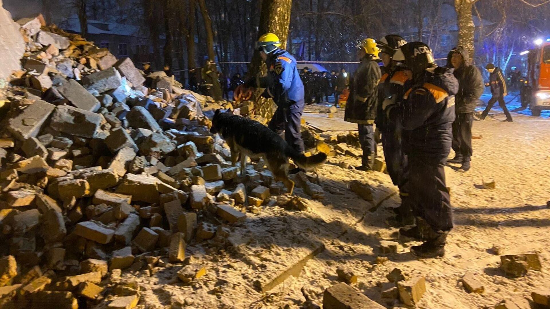 Сотрудники МЧС на месте частичного обрушения двухэтажного дома в Рязани - РИА Новости, 1920, 09.12.2022