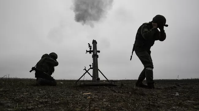 Военнослужащие минометного расчета Вооруженных сил РФ