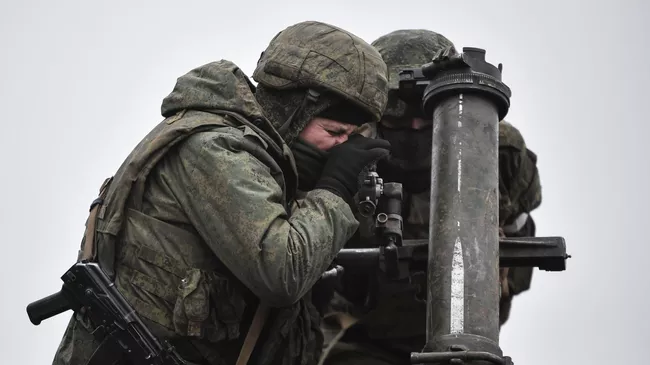 Военнослужащие минометного расчета Вооруженных сил РФ участвуют в боевых действиях на Запорожском направлении специальной военной операции