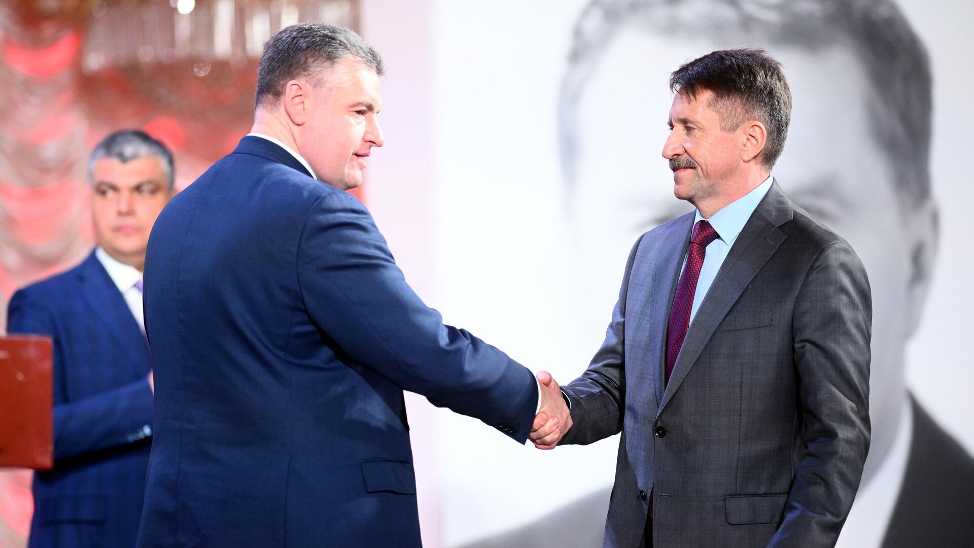 Руководитель фракции ЛДПР Леонид Слуцкий и бизнесмен Виктор Бут на всероссийском слете ЛДПР - РИА Новости, 1920, 12.12.2022