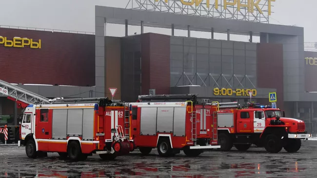 Пожарные машины у торгового центра Стройтракт (Стройпарк) в Балашихе