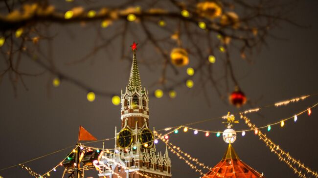 Гирлянды и флажки над Красной площадью, украшенной к Новому году