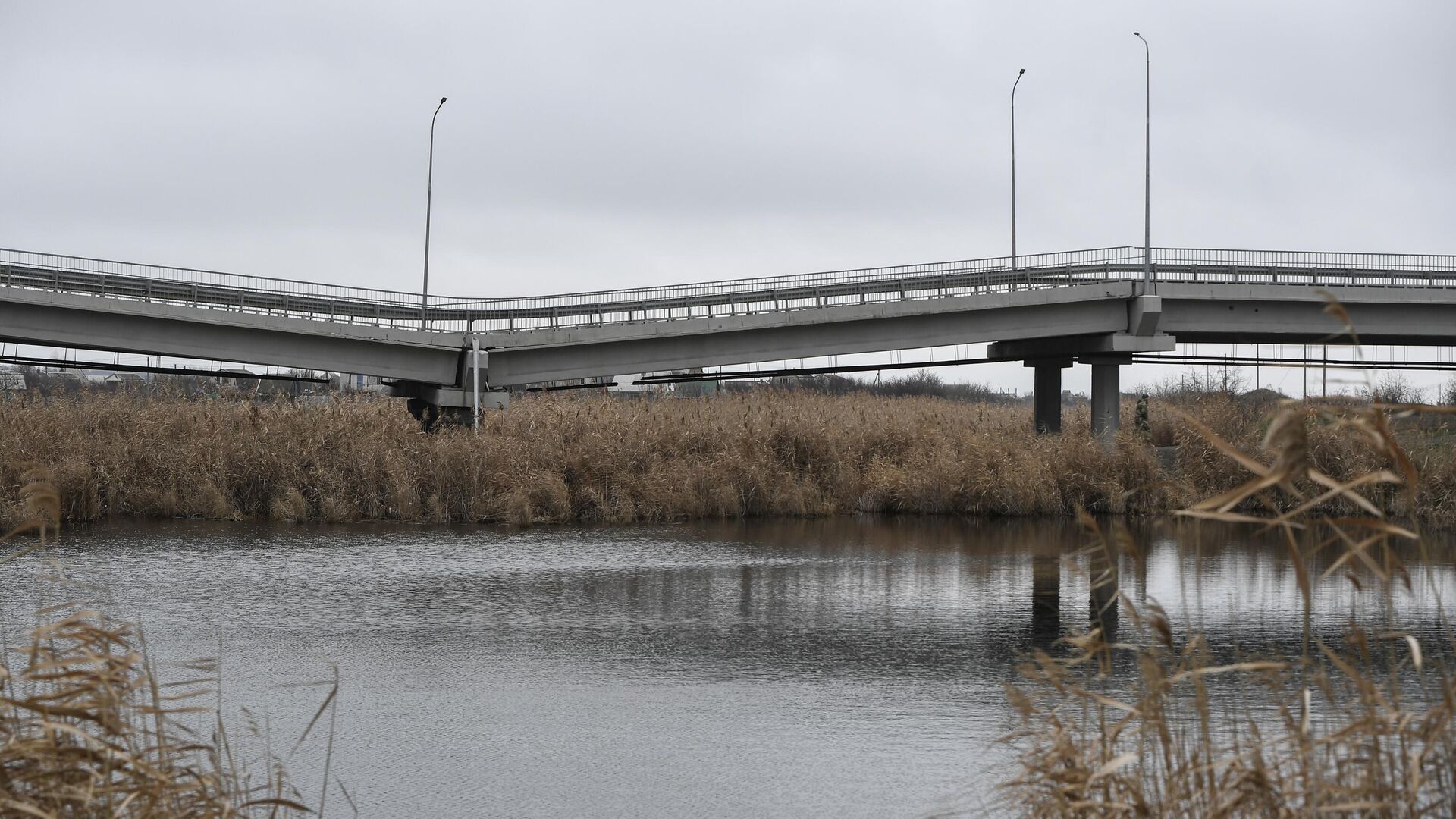 Подорванный мост в Запорожской области. Архивное фото - РИА Новости, 1920, 13.12.2022