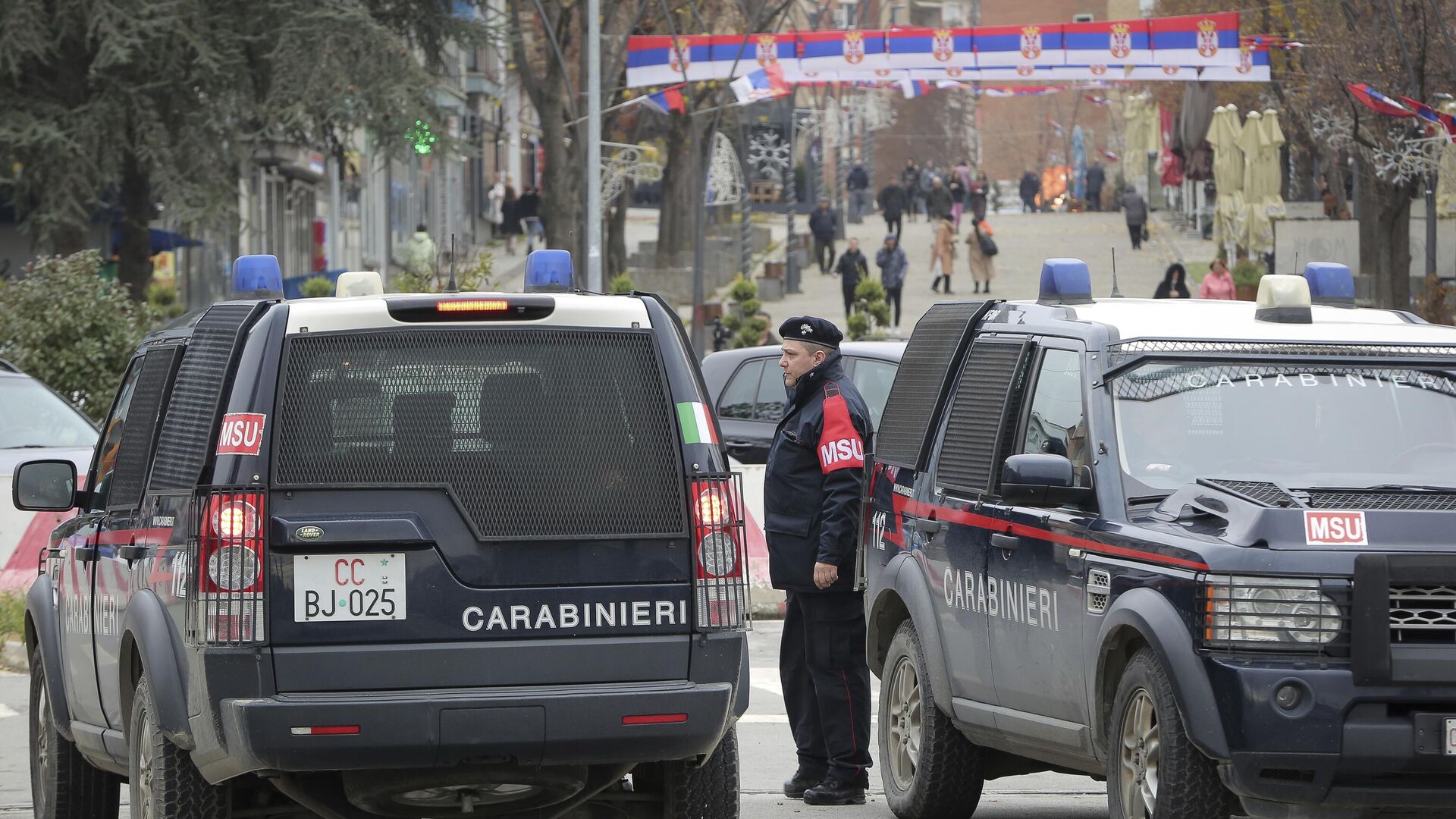 Итальянские карабинеры, входящие в состав миссии НАТО KFOR на севере Митровицы, Косово - РИА Новости, 1920, 01.01.2023