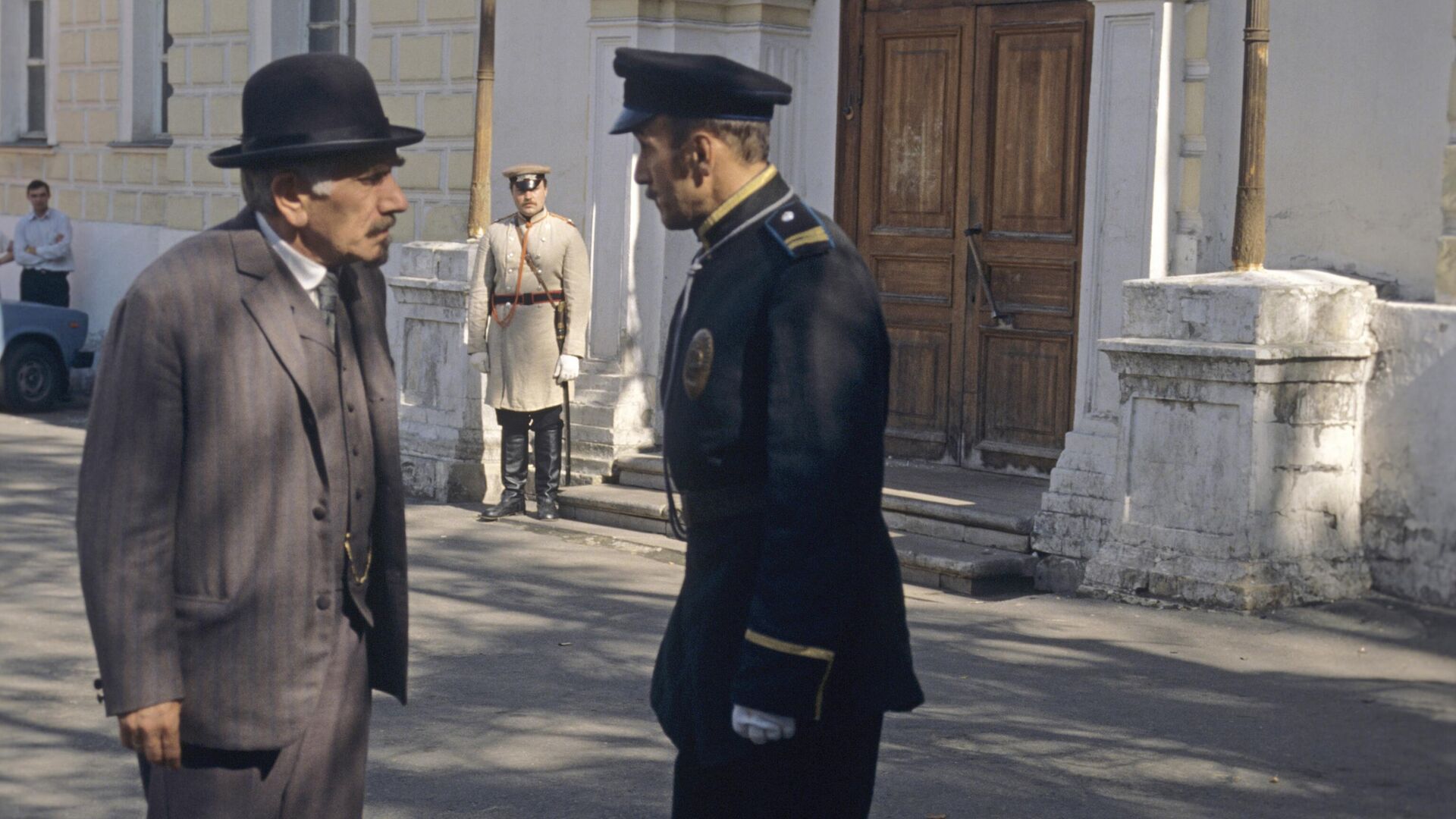 Съемки телесериала Короли российского сыска режиссера Владимира Аленикова. Киностудия Аквилон.
Главную роль начальника императорского сыска Аркадия Кошко исполняет народный артист СССР Армен Джигарханян (слева). - РИА Новости, 1920, 04.06.2026
