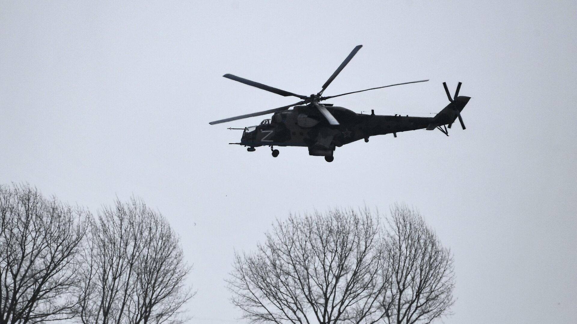 Вертолет Ми-35М пролетает над полевым аэродромом ВКС России в зоне проведения специальной военной операции - РИА Новости, 1920, 13.08.2024