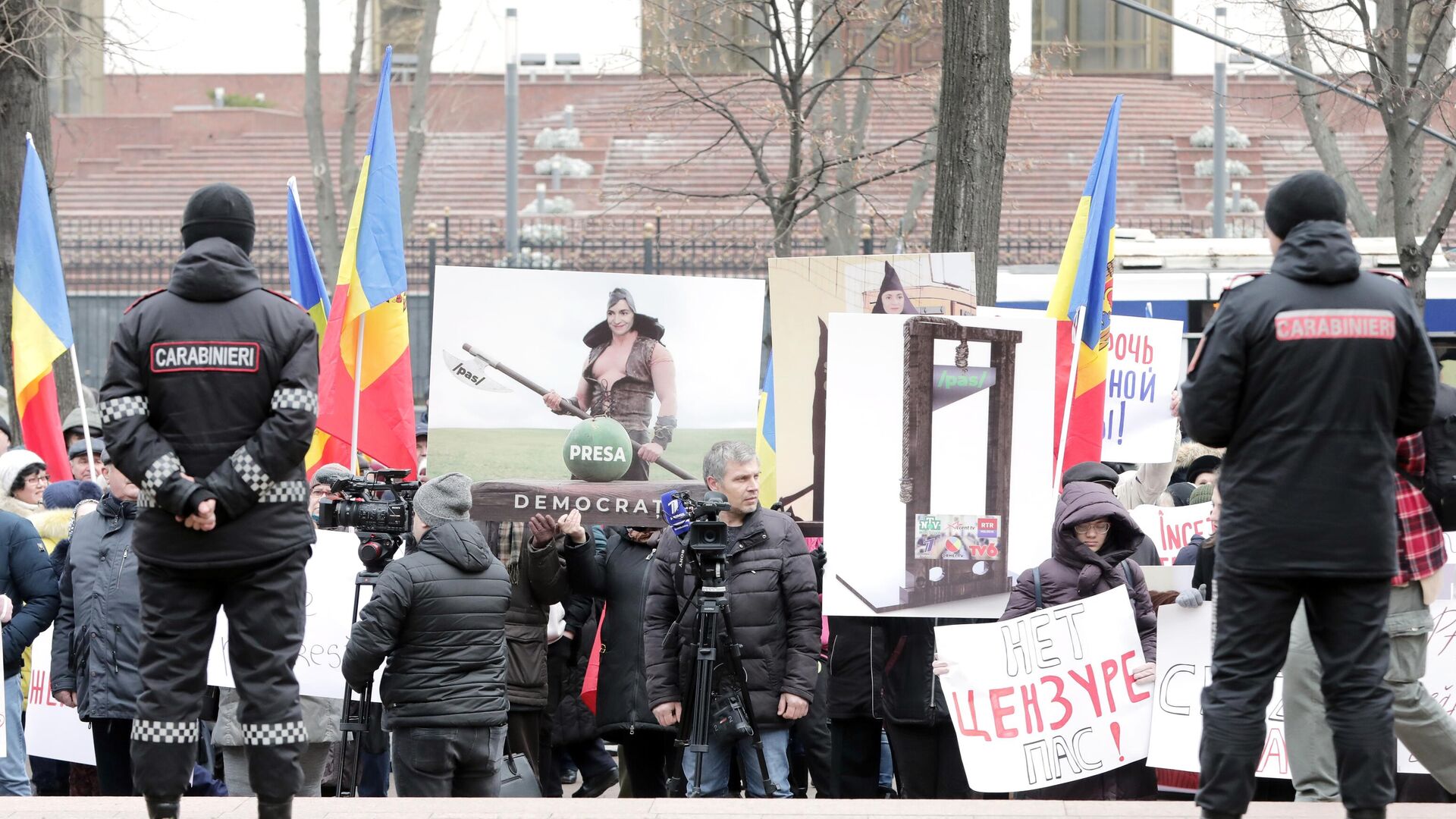 Сотрудники полиции и участники акции протеста работников телеканалов в Кишиневе. Архивное фото - РИА Новости, 1920, 31.10.2023