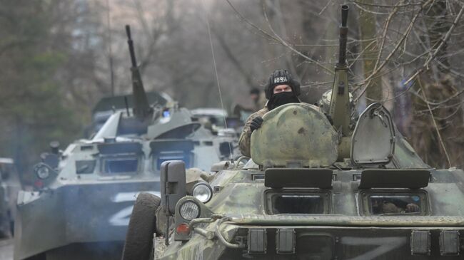 Военнослужащие НМ ДНР на бронетранспортере БТР-80