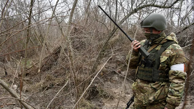 Военнослужащий ВС РФ на передовой в зоне проведения СВО