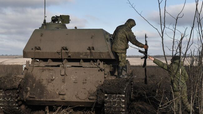 Военнослужащие МО РФ у самоходной артиллерийской установки 2СЗ Акация в зоне СВО. Архивное фото