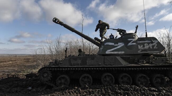 Военнослужащие МО РФ на самоходной артиллерийской установке 2СЗ Акация в зоне проведения СВО