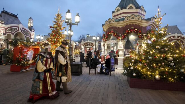 Актеры в костюмах на фестивале Путешествие в Рождество на Манежной площади в Москве