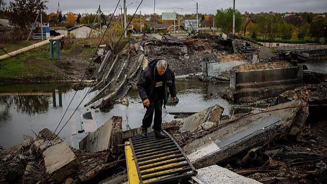 Подорванный пешеходный мост через реку Конку в Запорожской области. Архивное фото