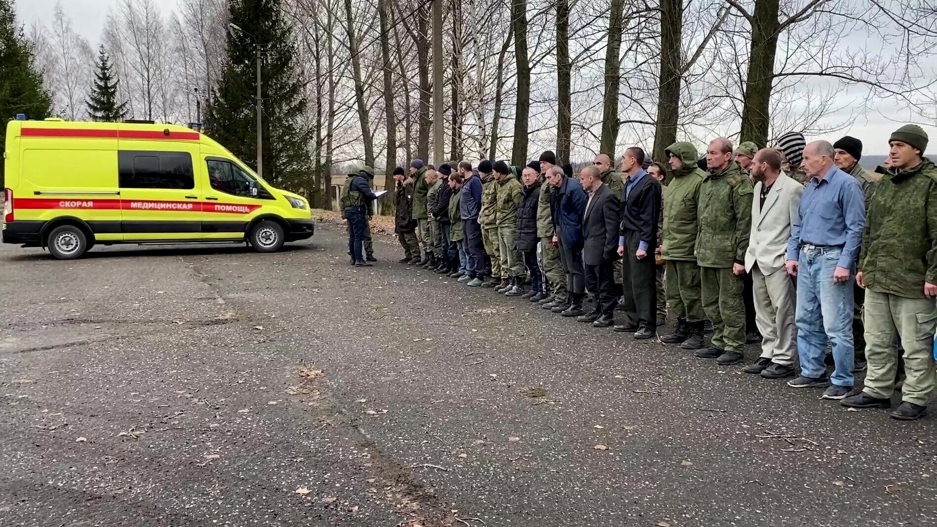 Российские военнослужащие, возвращенные из плена. Скриншот видео - РИА Новости, 1920, 19.04.2023