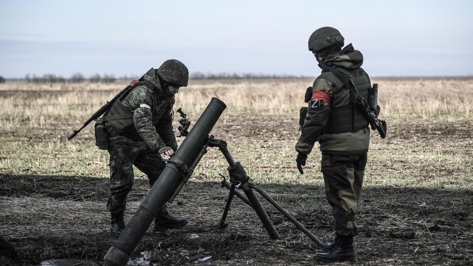 Военнослужащие минометного расчета Вооруженных сил РФ в зоне проведения специальной военной операции - РИА Новости, 1920, 28.07.2023