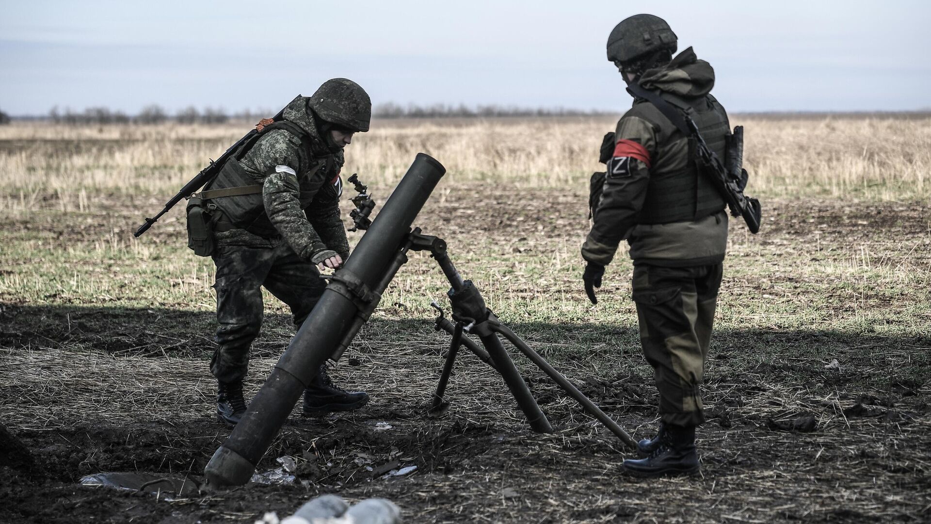 Военнослужащие минометного расчета Вооруженных сил РФ в зоне проведения специальной военной операции - РИА Новости, 1920, 28.07.2023