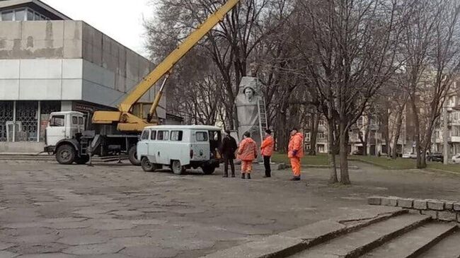 Демонтаж памятника Герою Советского Союза Александру Матросову в Днепропетровске