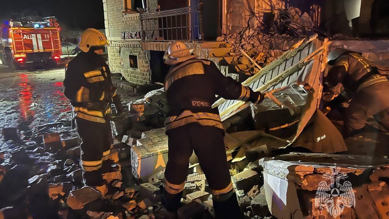 Спасатели ликвидируют последствия разрушения части многоквартирного дома  - РИА Новости, 1920, 09.08.2023