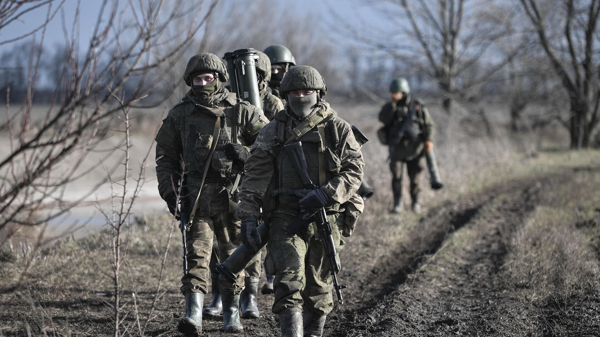 Обучение мобилизованных элитными подразделениями ВДВ на одном из полигонов в Запорожской области - РИА Новости, 1920, 08.03.2023