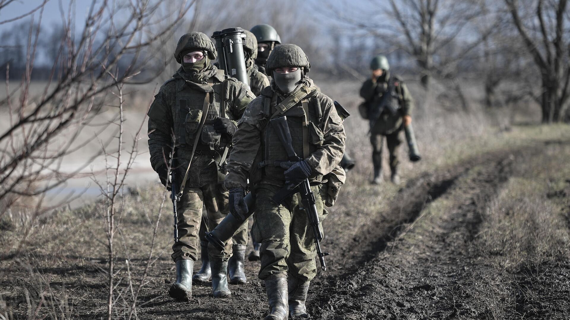 Обучение мобилизованных элитными подразделениями ВДВ на одном из полигонов в Запорожской области - РИА Новости, 1920, 08.03.2023