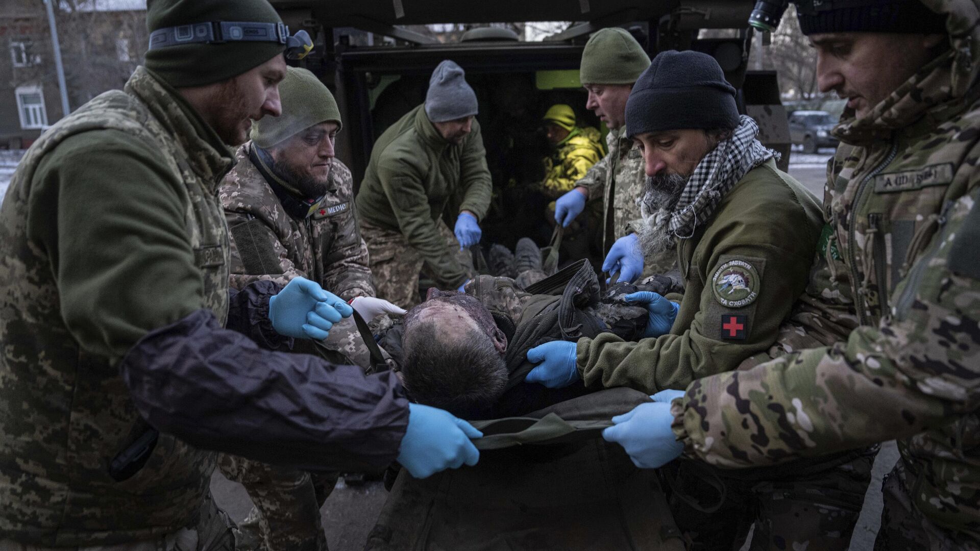 Украинские военнослужащие транспортируют раненого в госпитале в Донецкой области - РИА Новости, 1920, 03.02.2023