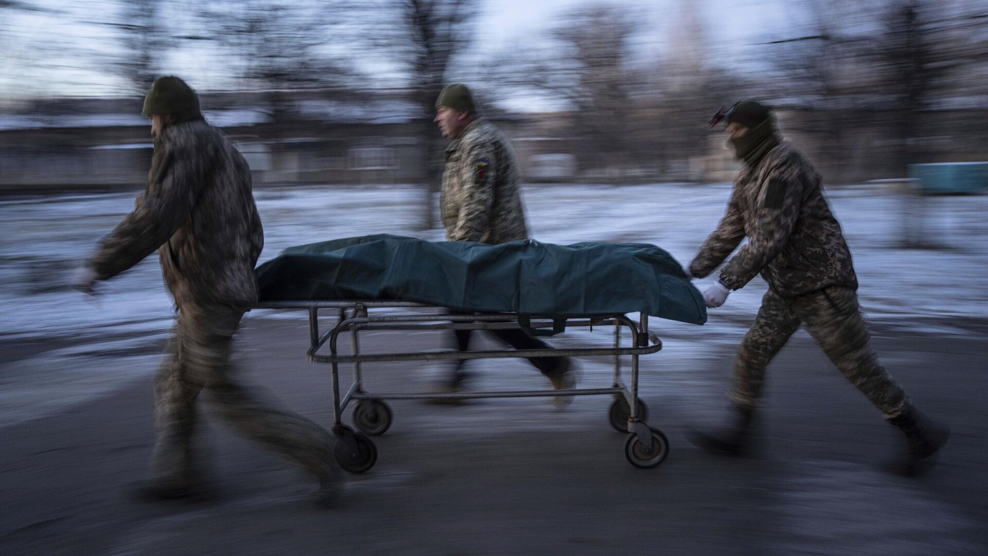 Украинские военнослужащие перевозят носилки с погибшим в Донецкой области - РИА Новости, 1920, 14.02.2023