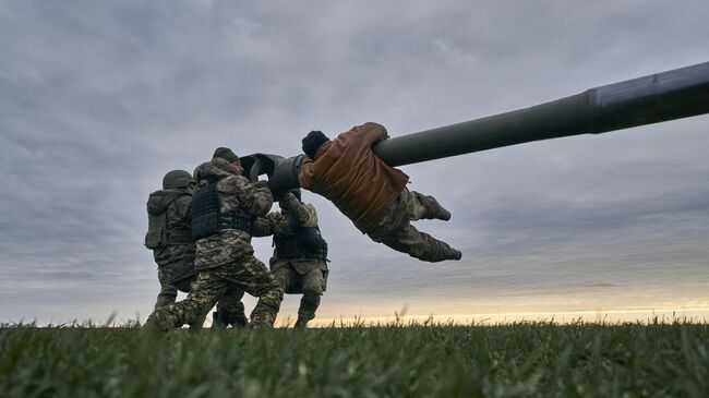 Украинские военные с гаубицей M777