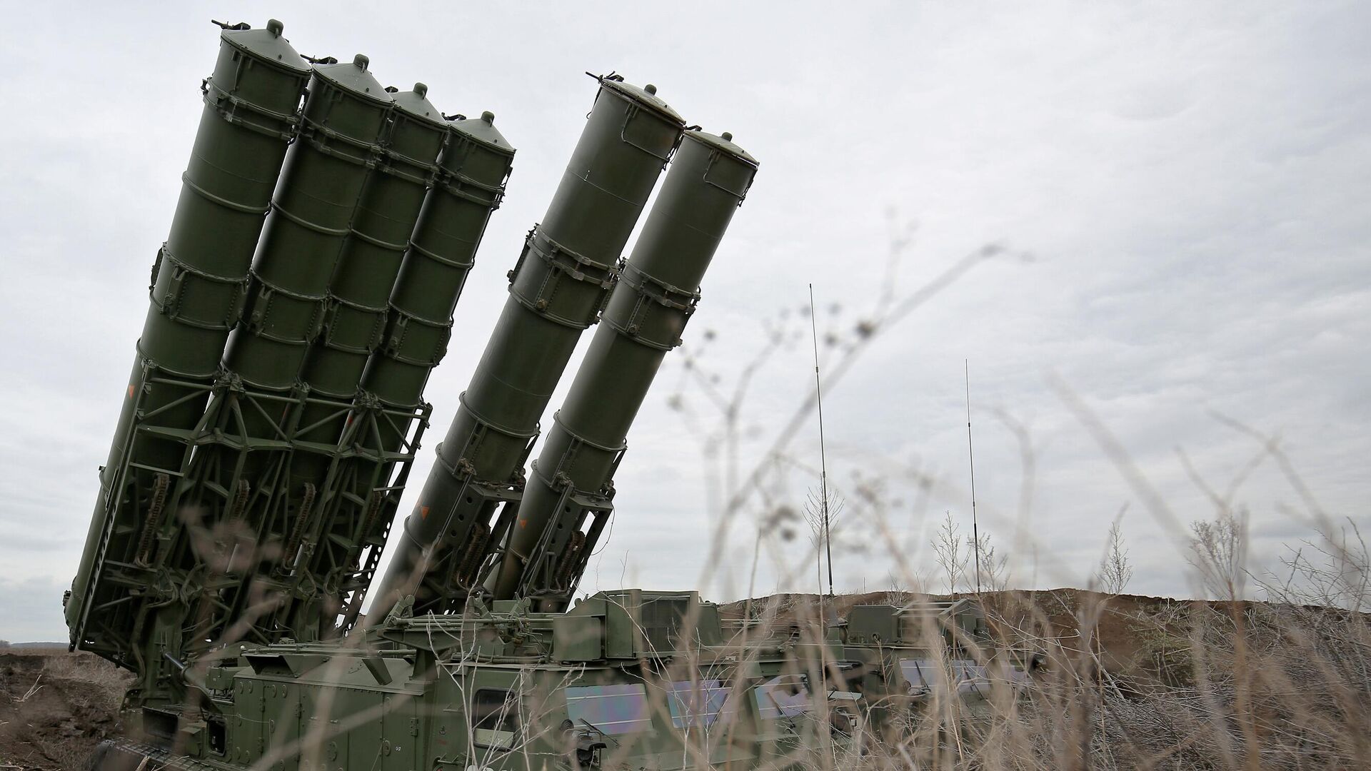 Пусковая и пуско-заряжающая установка в составе зенитно-ракетной  системы (ЗРС) С-300В4 - РИА Новости, 1920, 11.05.2023