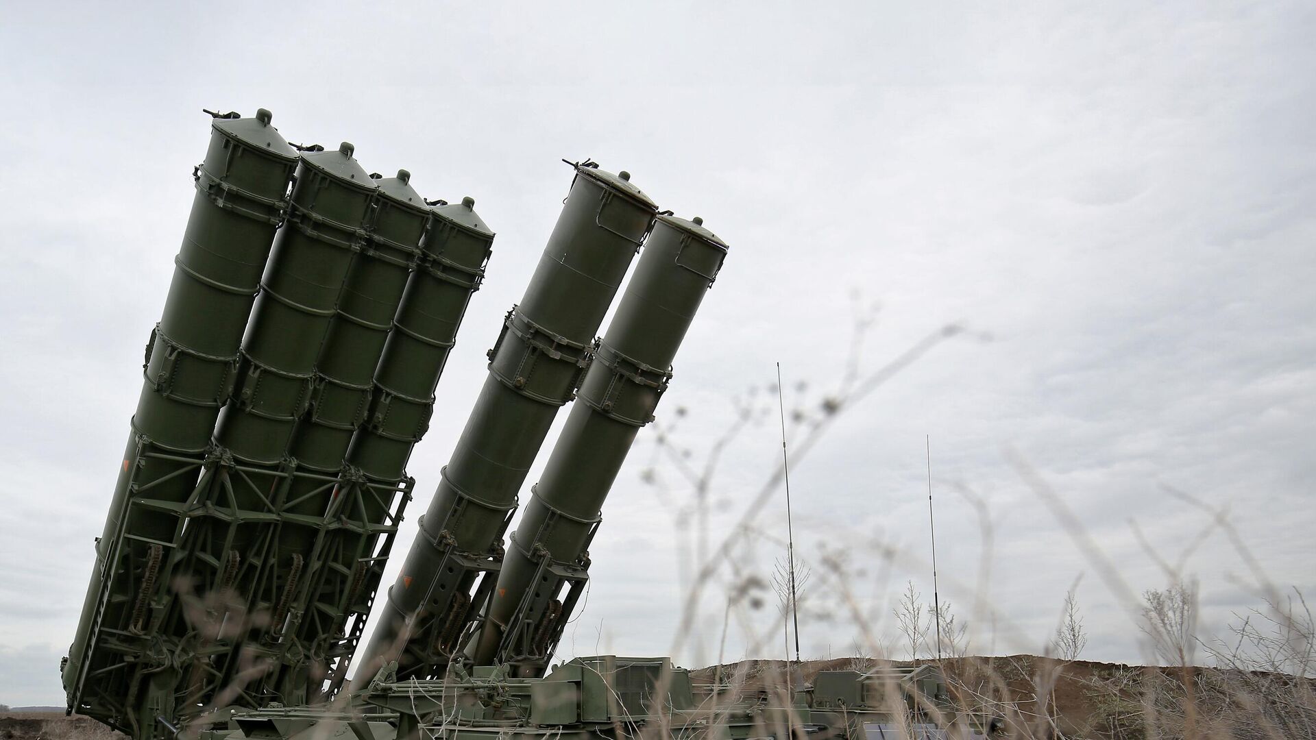 Пусковая и пуско-заряжающая установка в составе зенитно-ракетной  системы (ЗРС) С-300В4 - РИА Новости, 1920, 11.05.2023