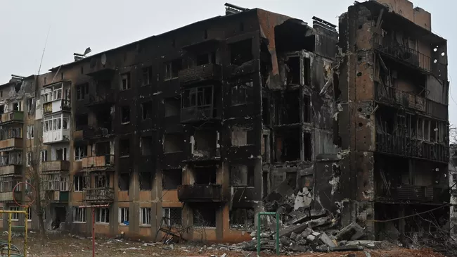 Разрушенное жилое здание в Соледаре